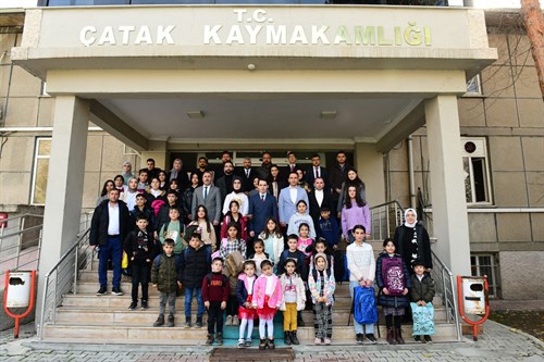 Kitap-Van Projesi Kapsamında Okuma Yarışmasında Dereceye Giren Öğrencilere Ödülleri Verildi